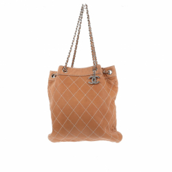 Chanel Shoulder bag in pink leather.