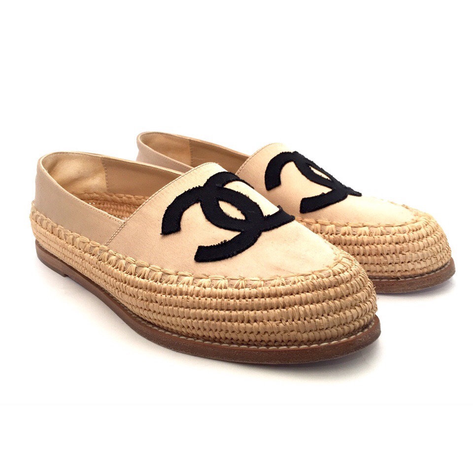 Chanel loafers in cream satin with raffia trim and black Cs