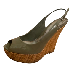 Gucci Plateaus aus grauem Lackleder Keile Schuhe Sandalen