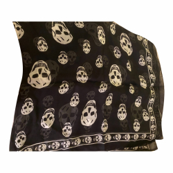 Alexander McQueen Bedruckter Seiden-Chiffon-Schal Totenköpfe