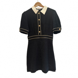 Sandro Elegantes schwarzes Kleid mit goldenen Knöpfen