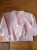 Petit Bateau Mitaines en laine rose avec Best &Co. Pull en cachemire rose