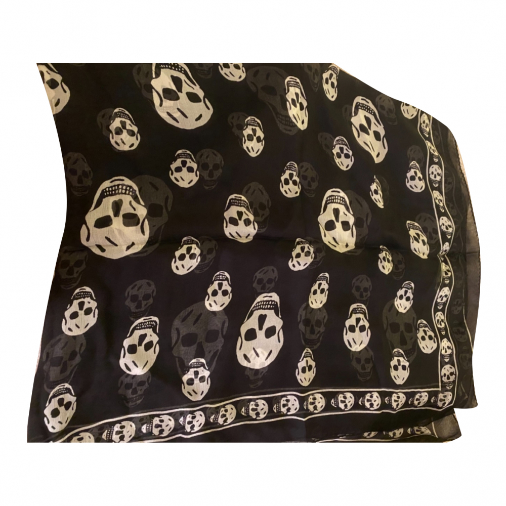 Alexander McQueen Bedruckter Seiden-Chiffon-Schal Totenköpfe
