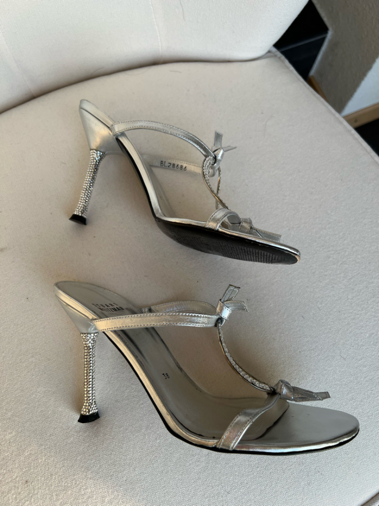 Stuart Weitzman Sandale de soirée argentée avec des cristaux Swarovski