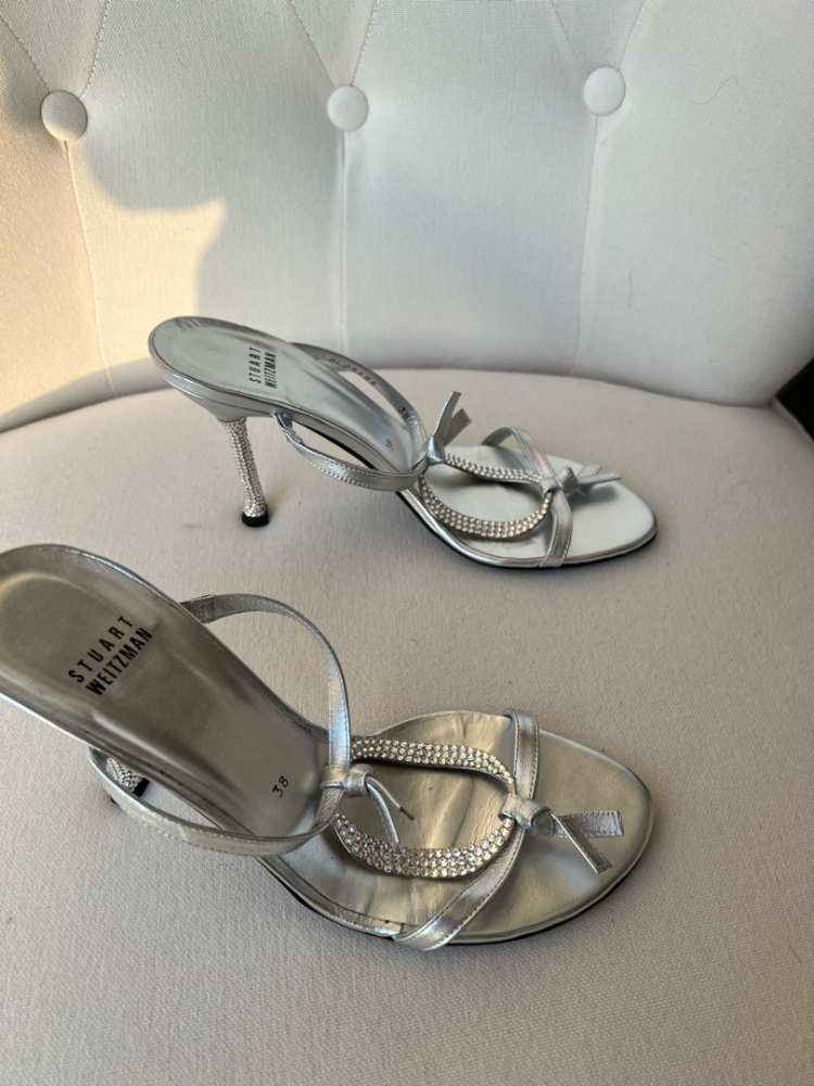 Stuart Weitzman Sandale de soirée argentée avec des cristaux Swarovski
