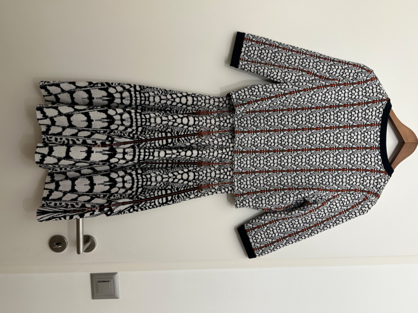 Issa Set aus Kleid und Strickjacke