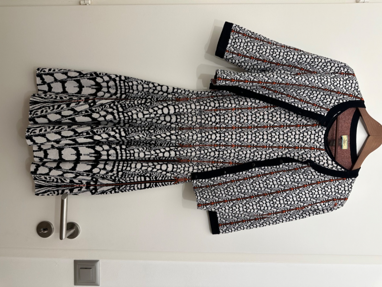 Issa Set aus Kleid und Strickjacke