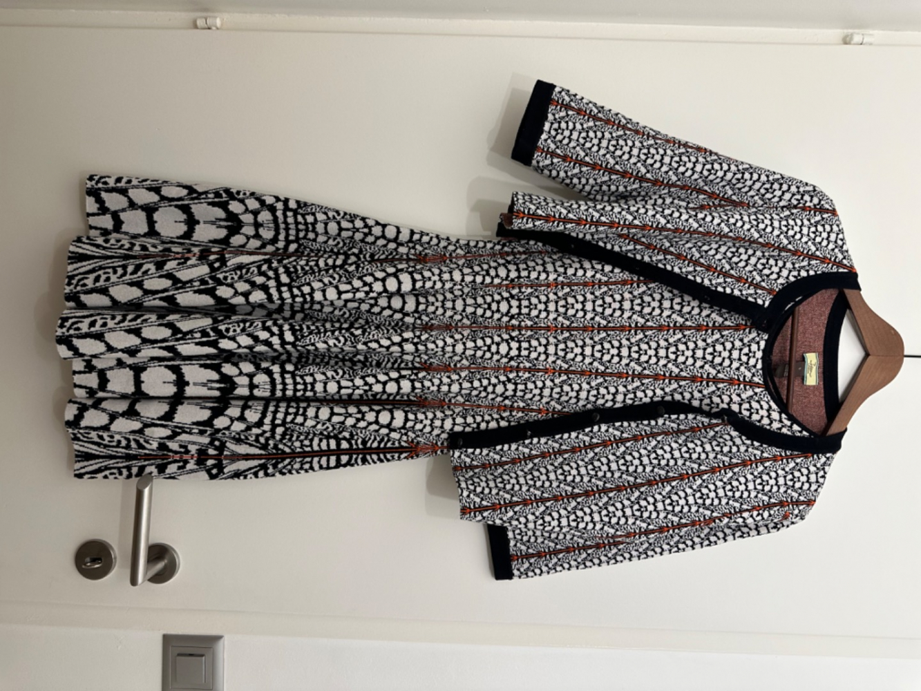 Issa Set aus Kleid und Strickjacke