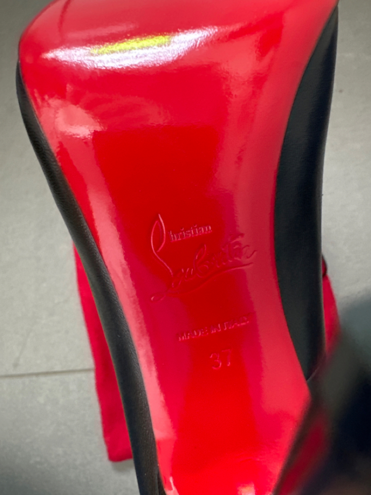 Christian Louboutin So Kate