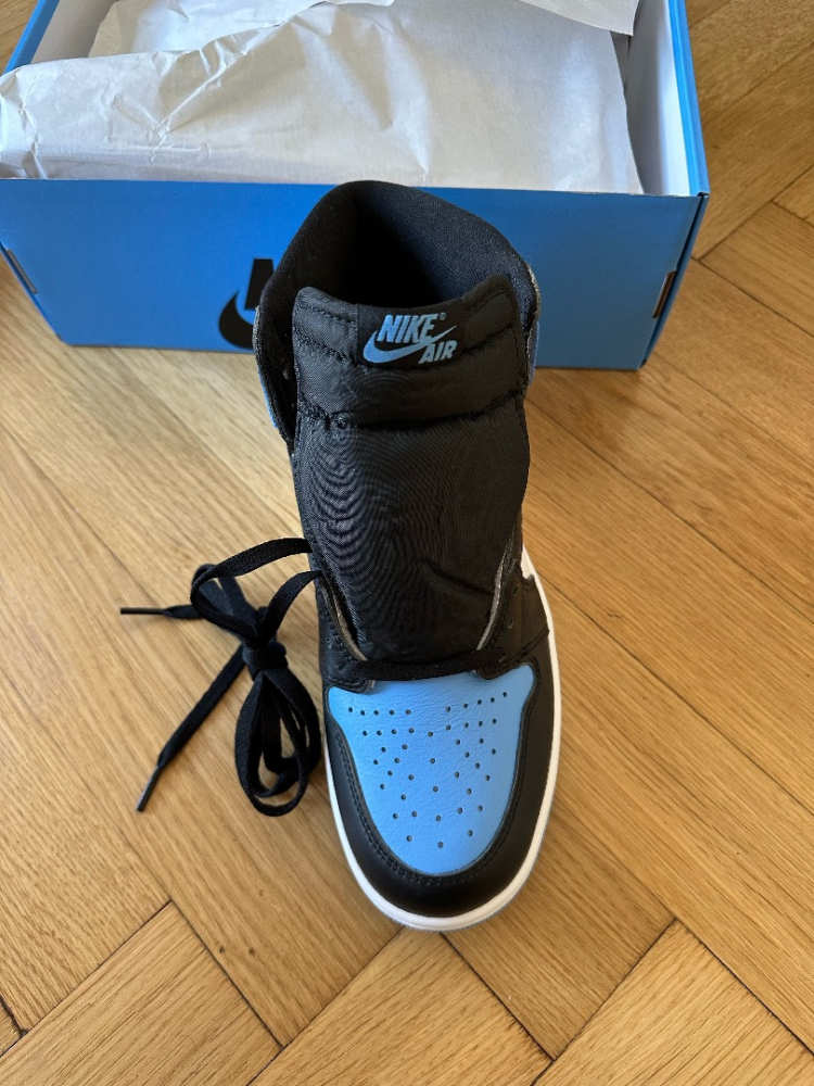 Nike Air Jordan 1 Retro High UNC