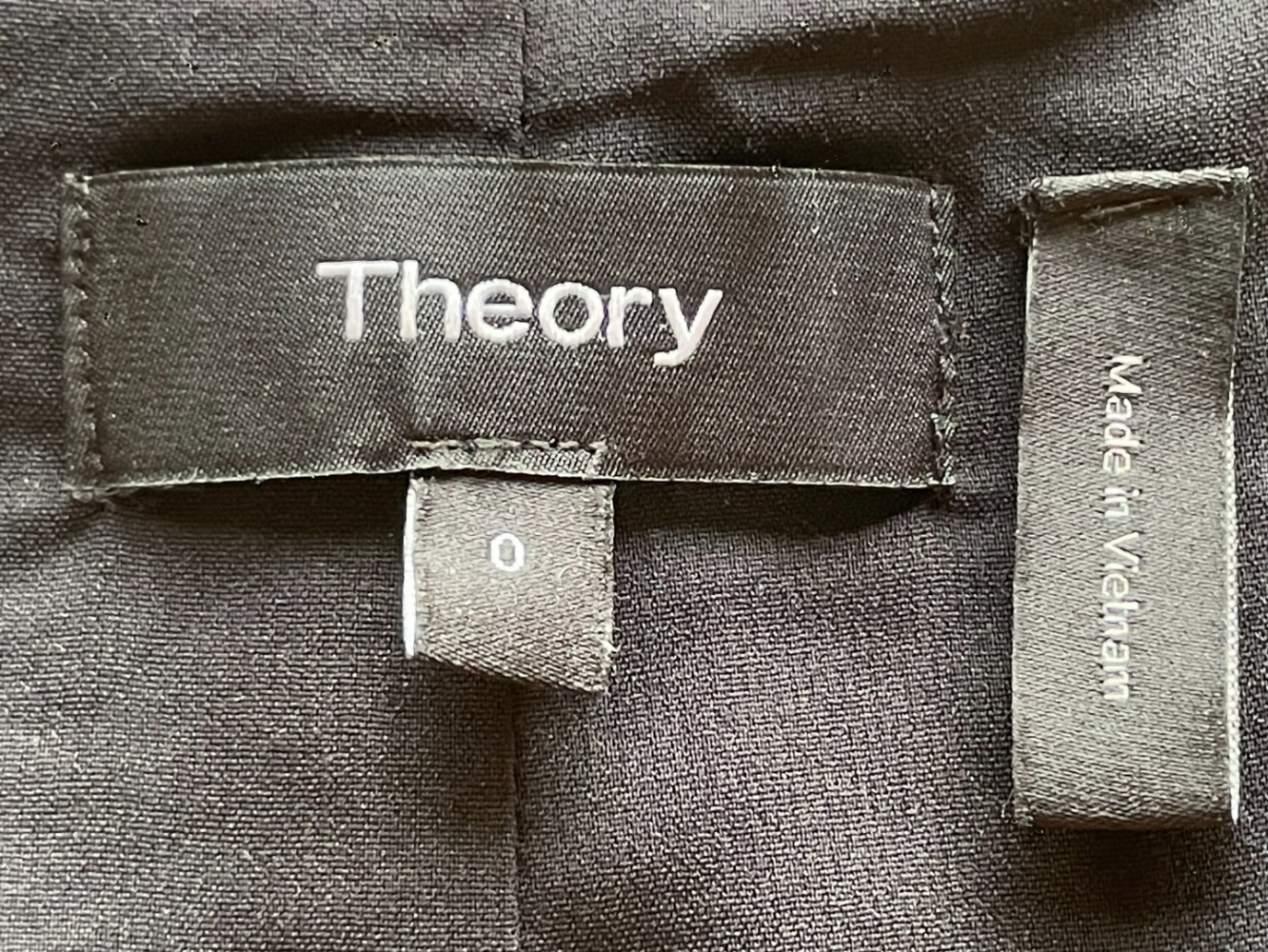 Theory Adorable grenouillère à jupe Theory !