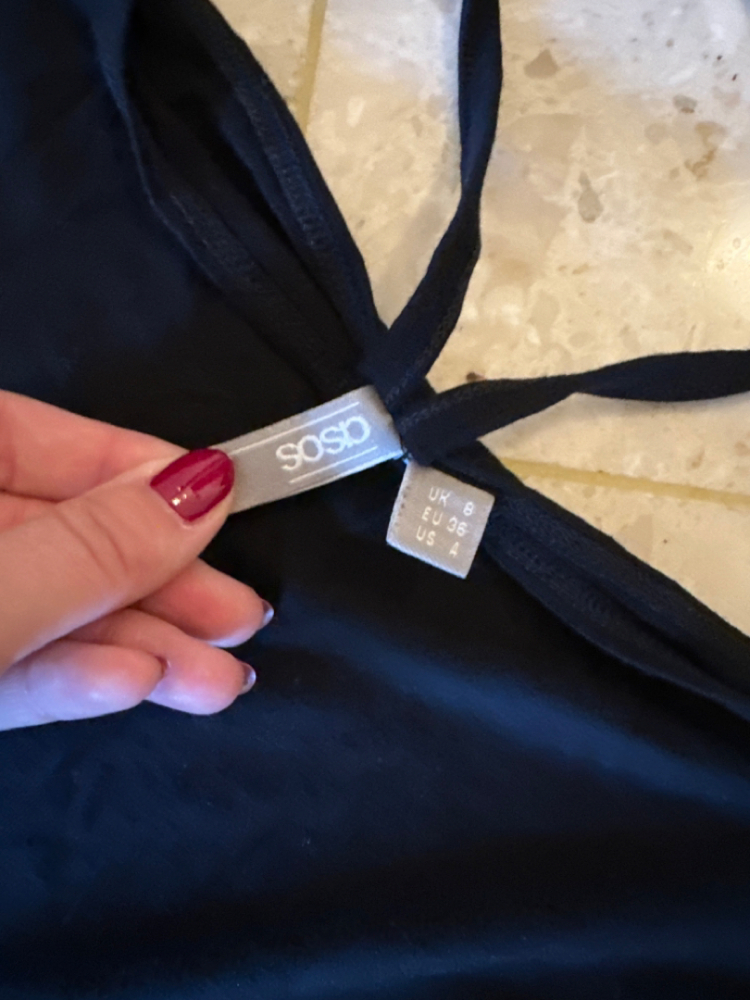 Asos Kleid mit Halskette