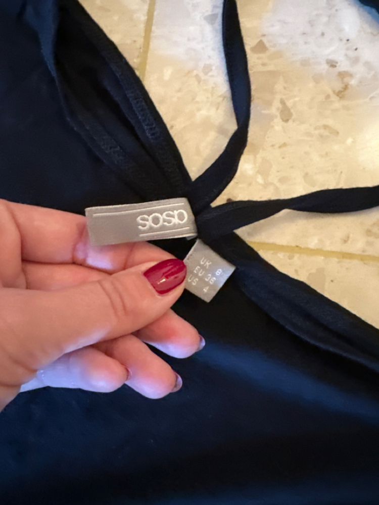 Asos Kleid mit Halskette