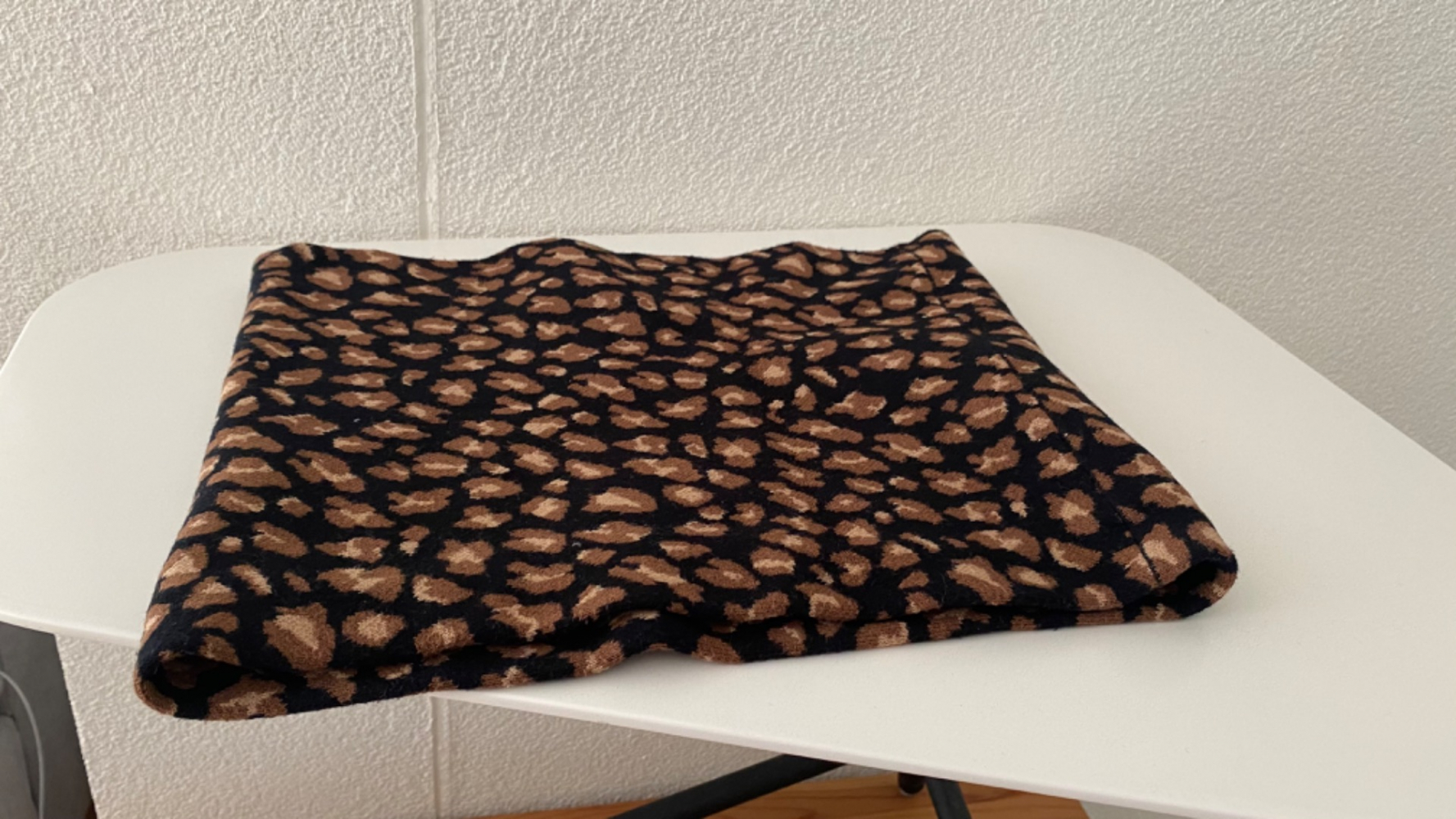 Donna Karan Echarpe snood à imprimé animalier