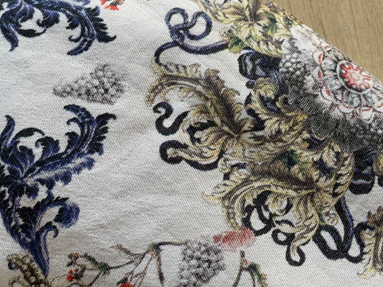 Prabal Gurung Mini-robe en soie, imprimée d'un foulard saisissant.