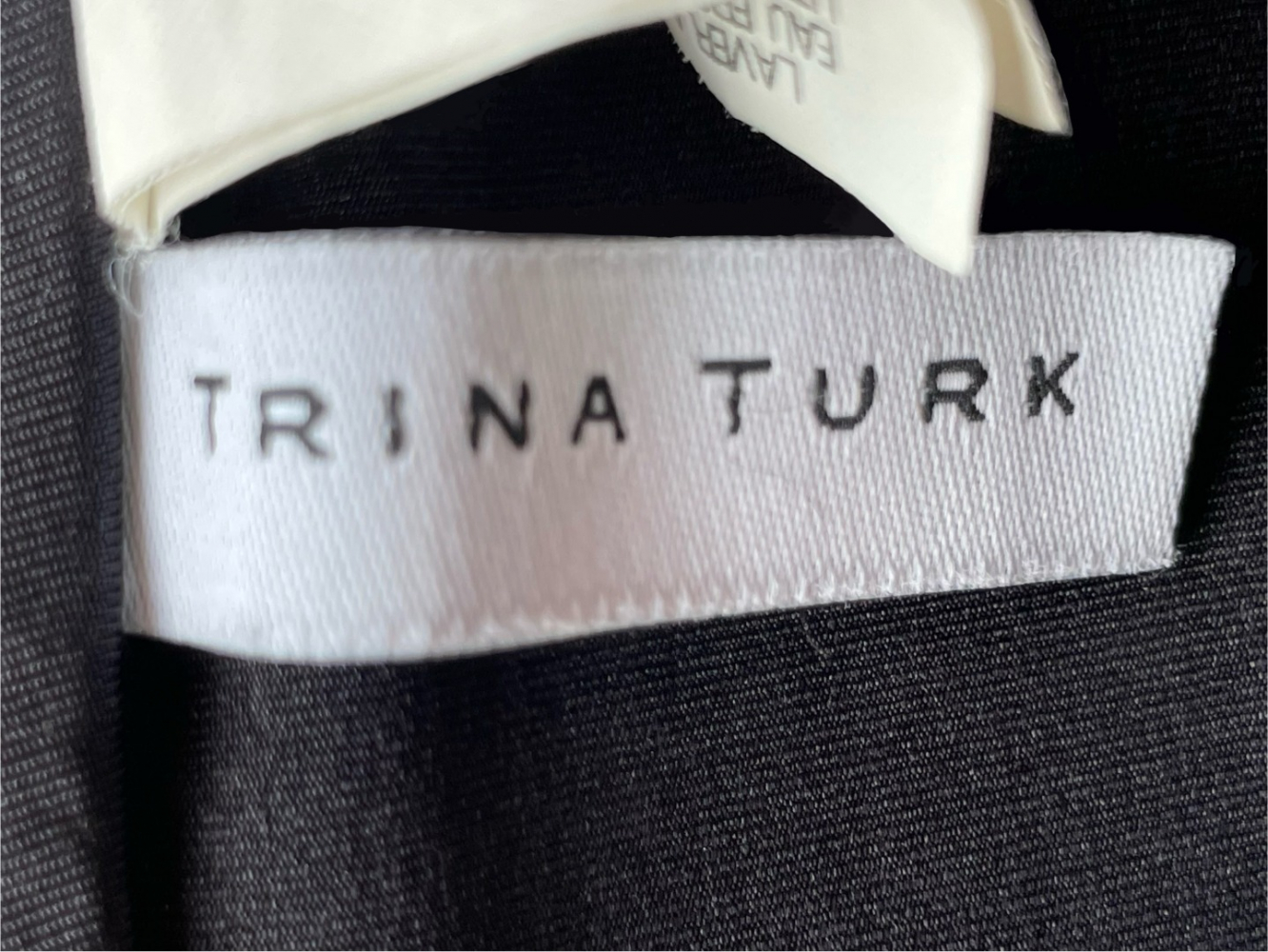 Trina Turk Bond-Girl-Stil! Schwarzer Bikini mit goldenen Akzenten