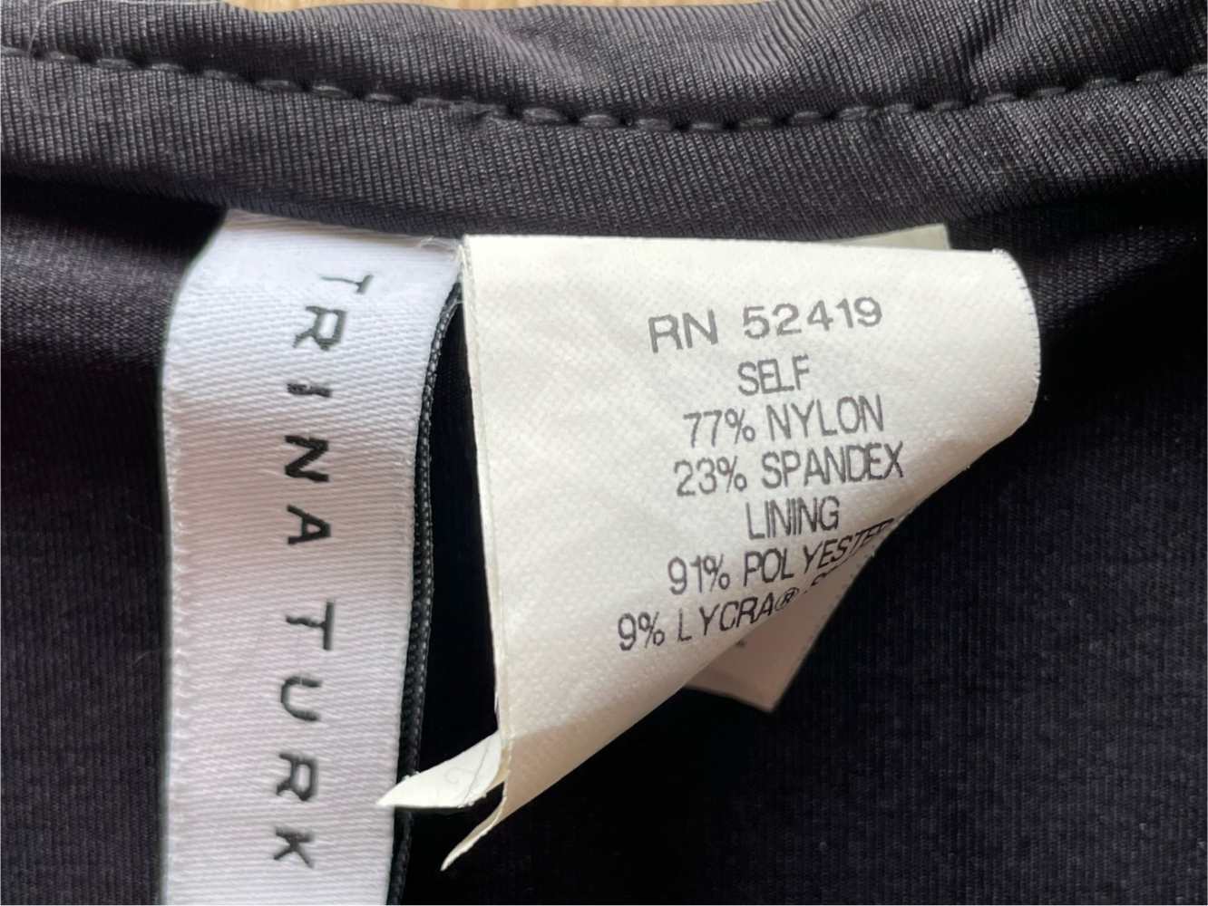 Trina Turk Bond-Girl-Stil! Schwarzer Bikini mit goldenen Akzenten