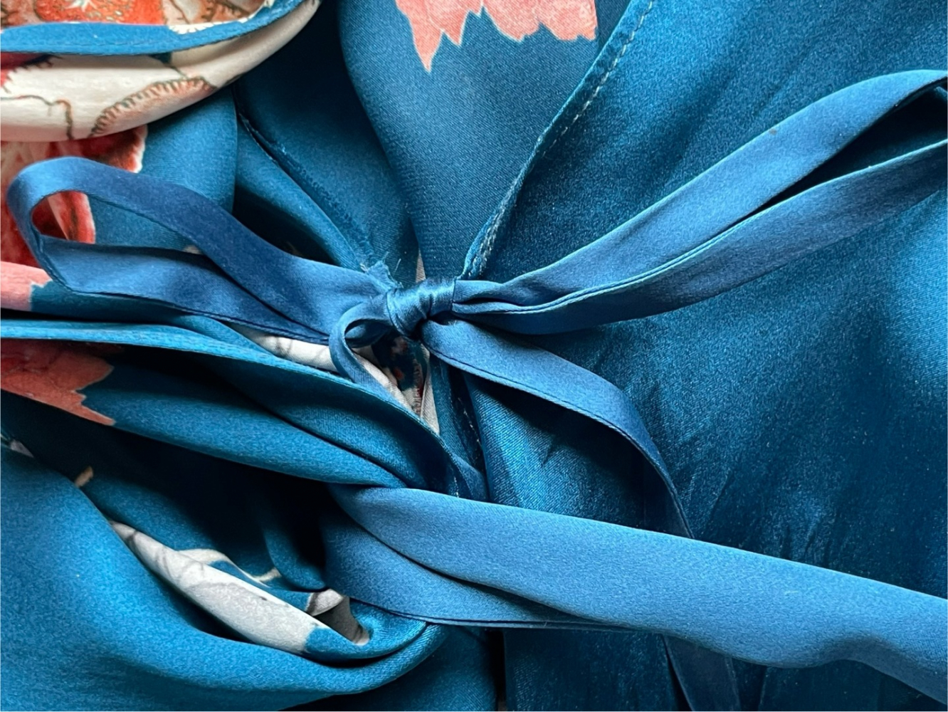 Meng kaftan aus Seide in glitzernder