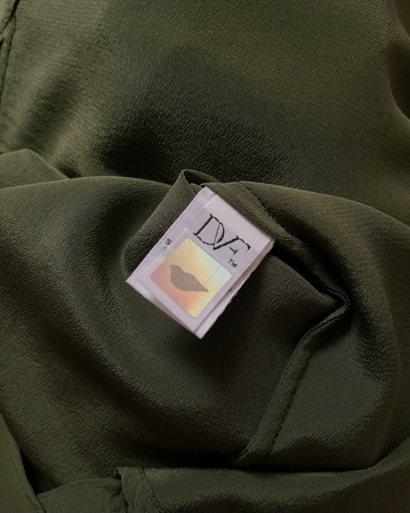 Diane von Furstenberg Danielle olivfarbenes Seidenhemd