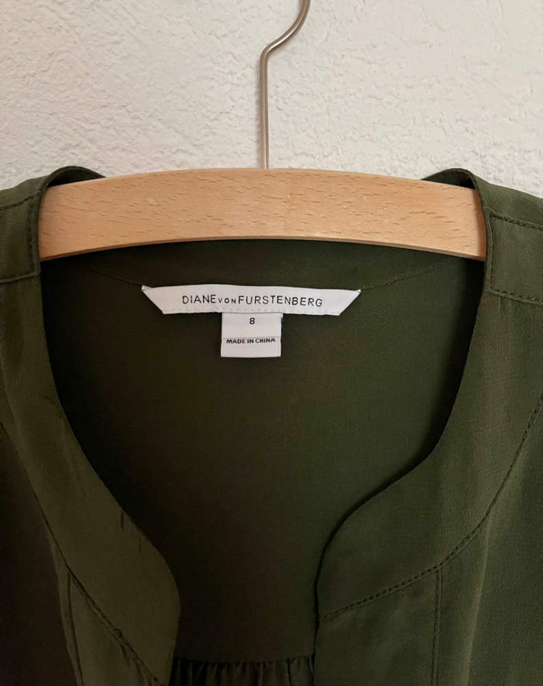 Diane von Furstenberg Danielle olivfarbenes Seidenhemd