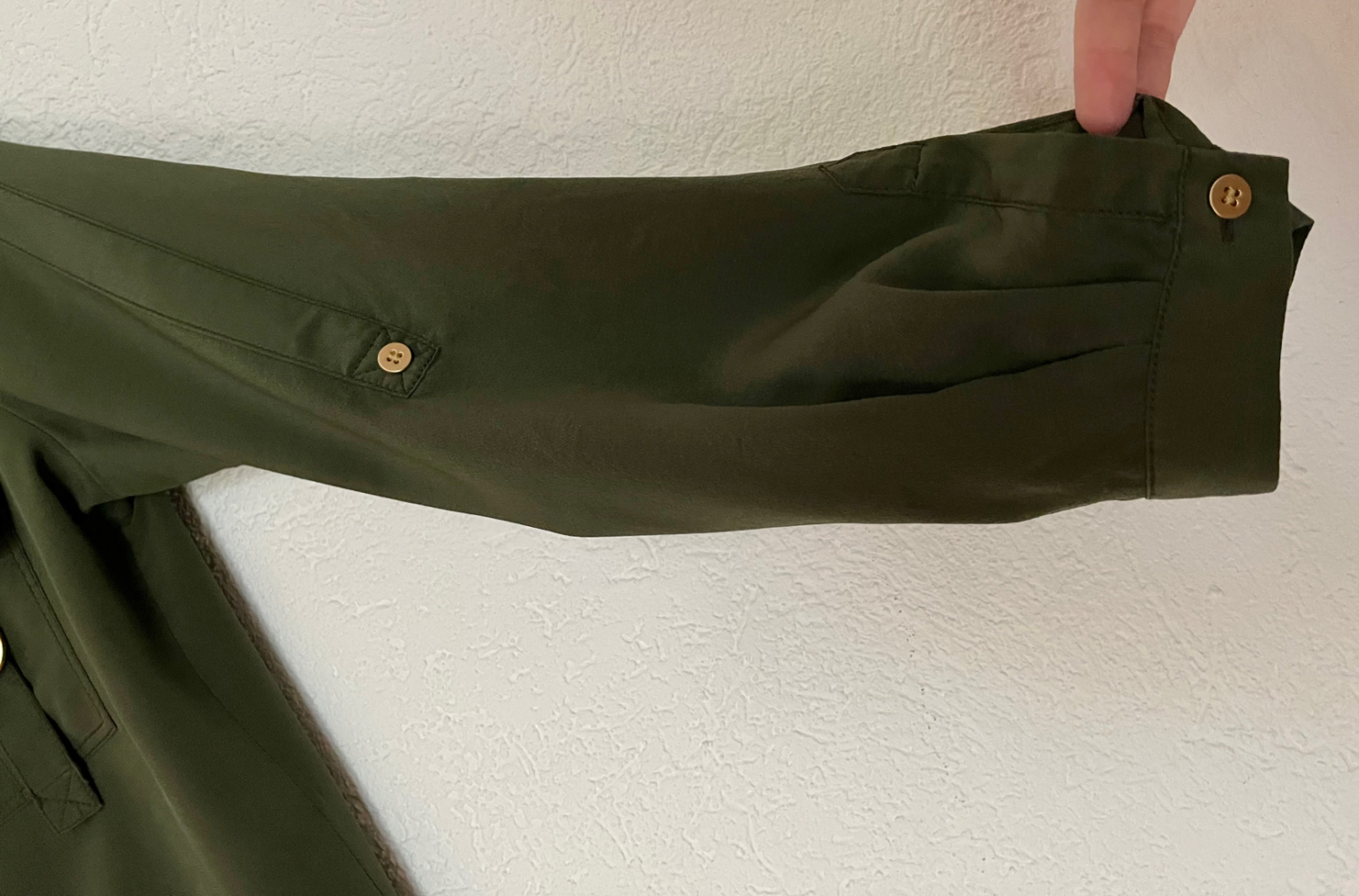 Diane von Furstenberg Danielle olivfarbenes Seidenhemd