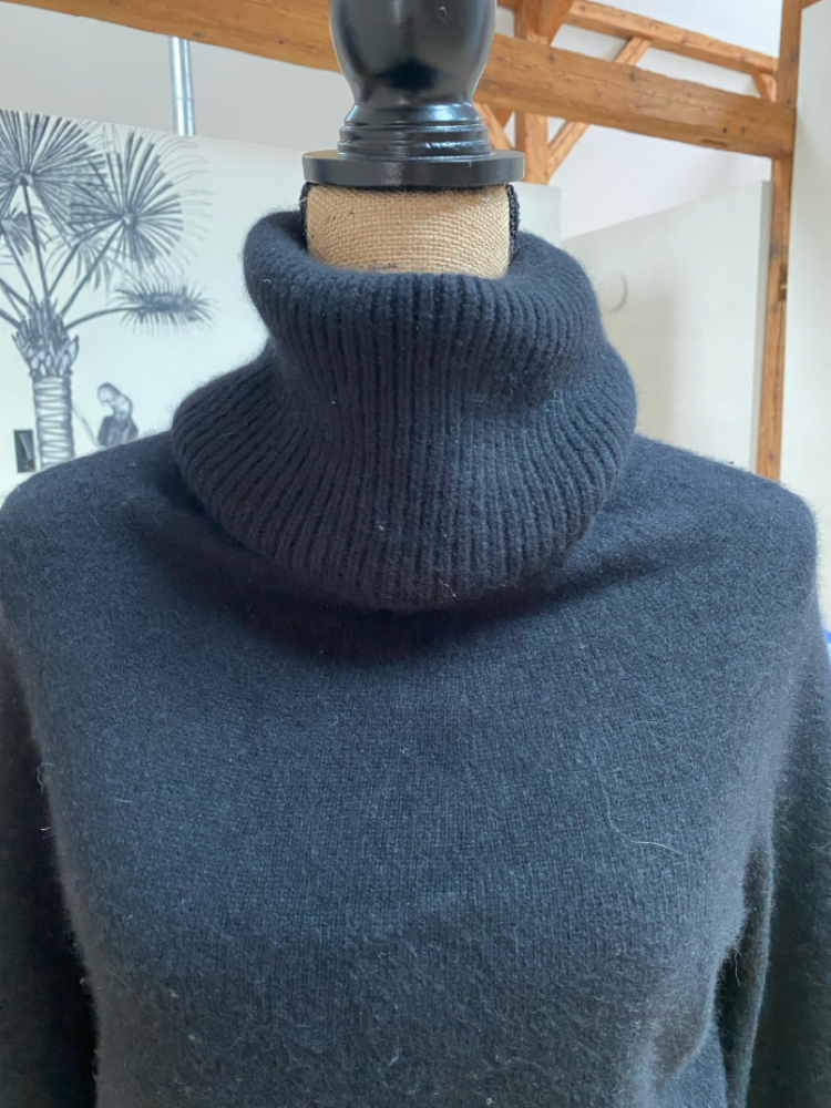 Elie Tahari Sweater