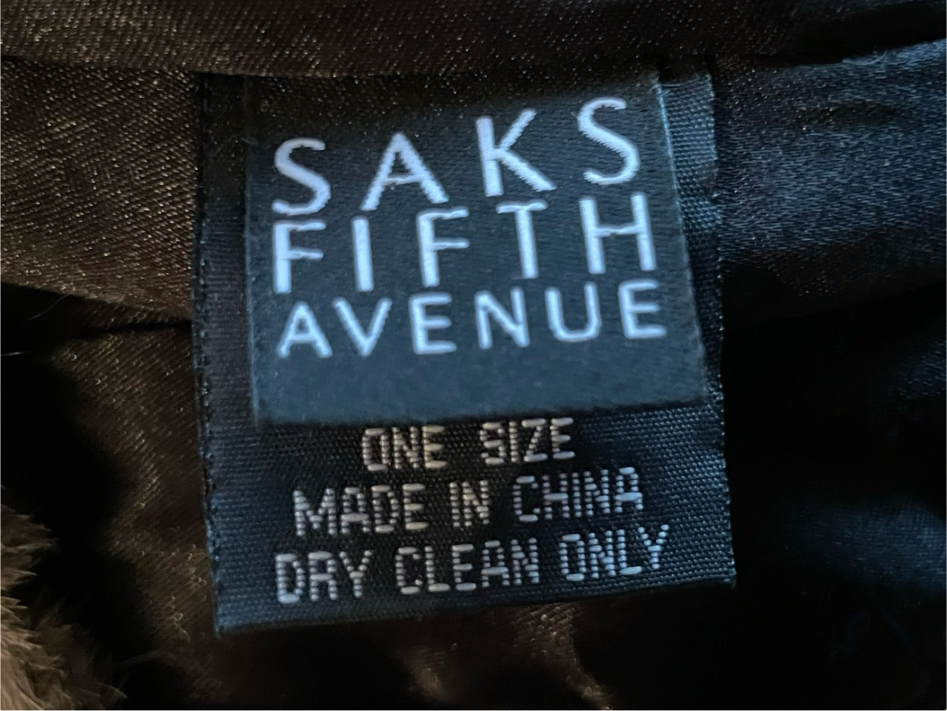 Saks Fifth Avenue Fantastique chapeau de trappeur en fourrure de lapin !