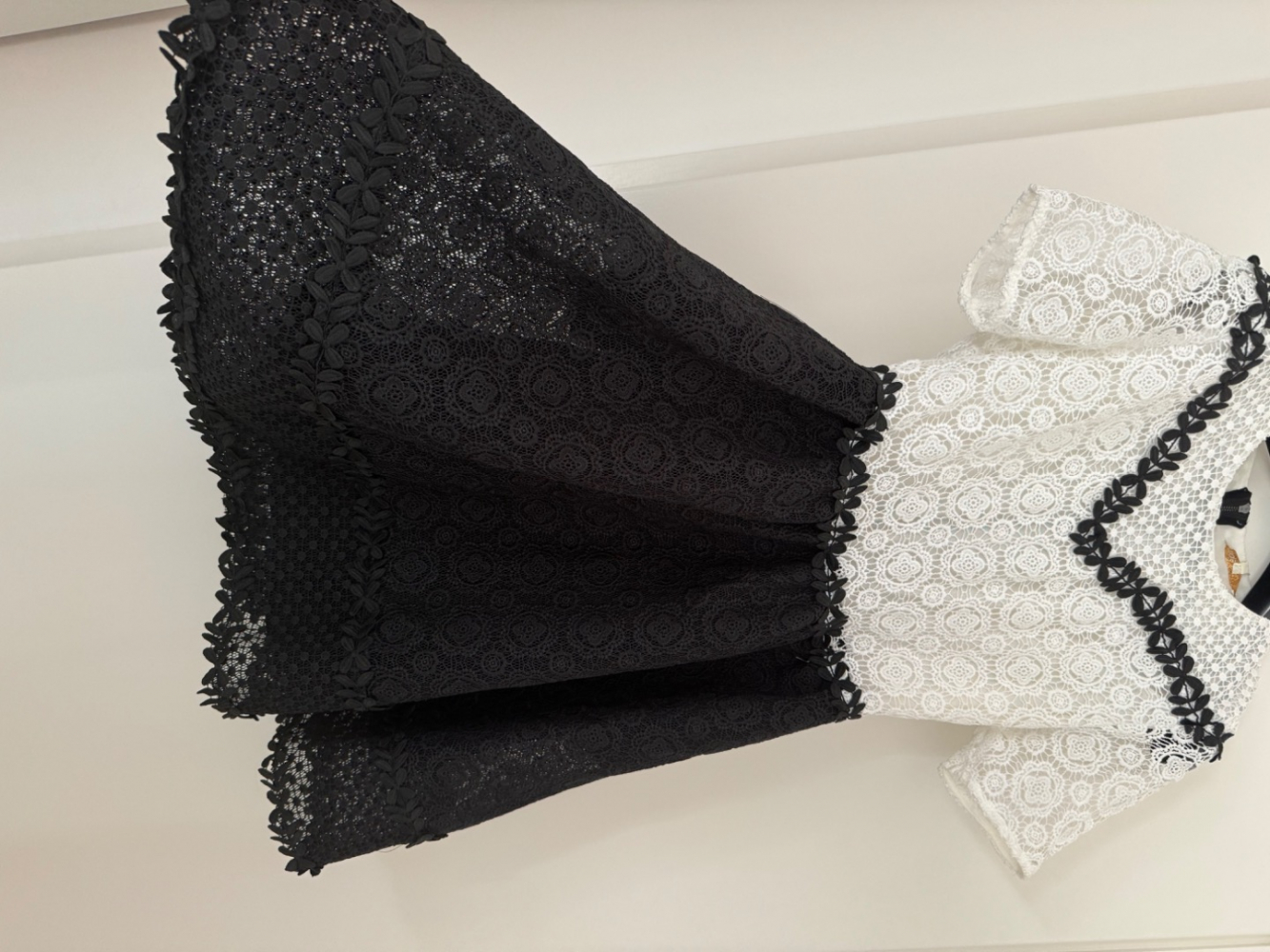 Maje Wunderschönes neues Kleid mit Stickerei