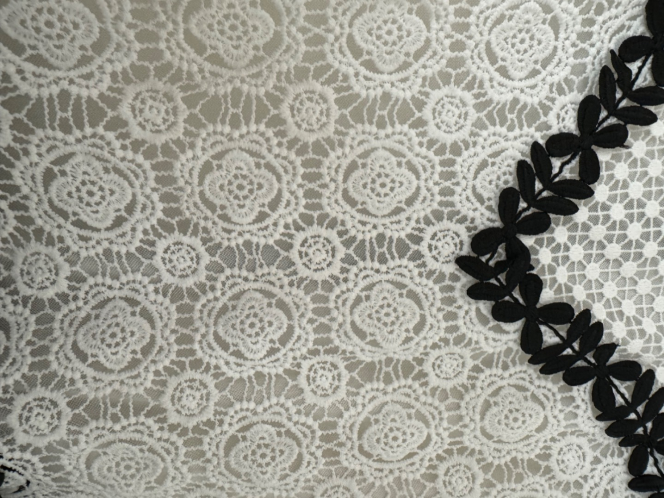 Maje Wunderschönes neues Kleid mit Stickerei