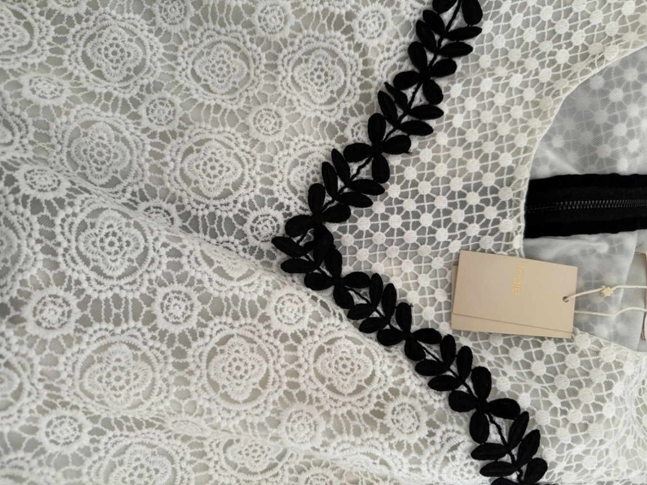 Maje Wunderschönes neues Kleid mit Stickerei