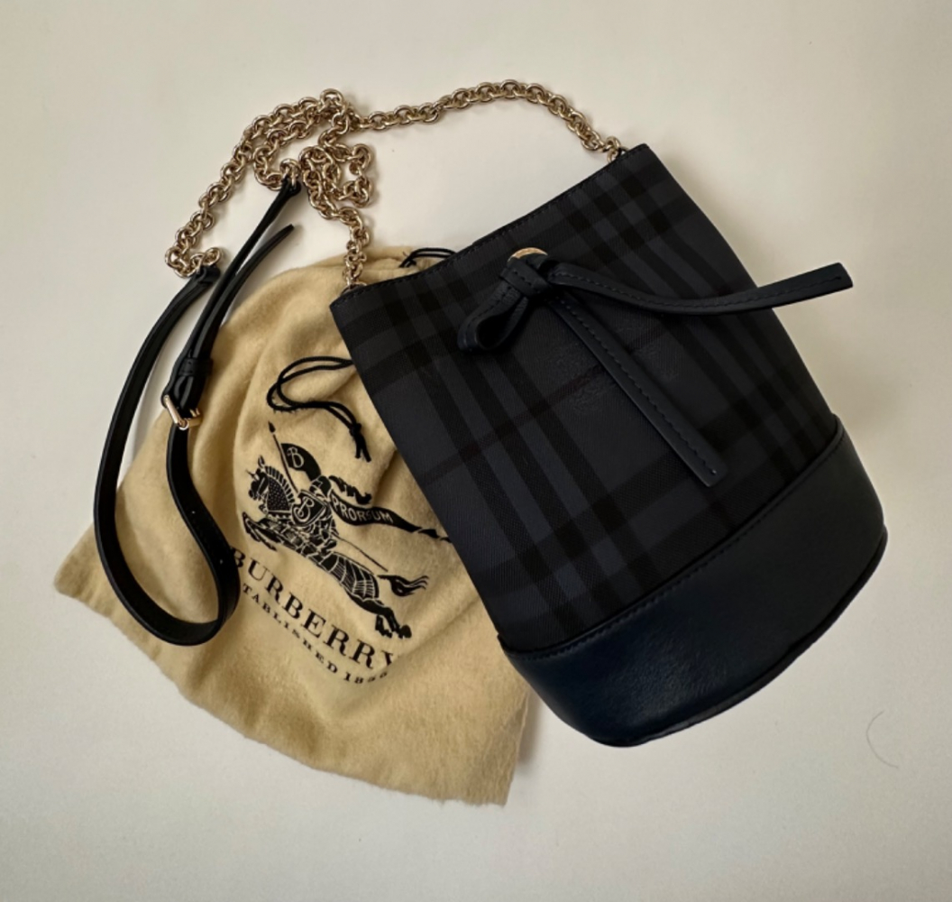 Burberry Mini-Eimertasche