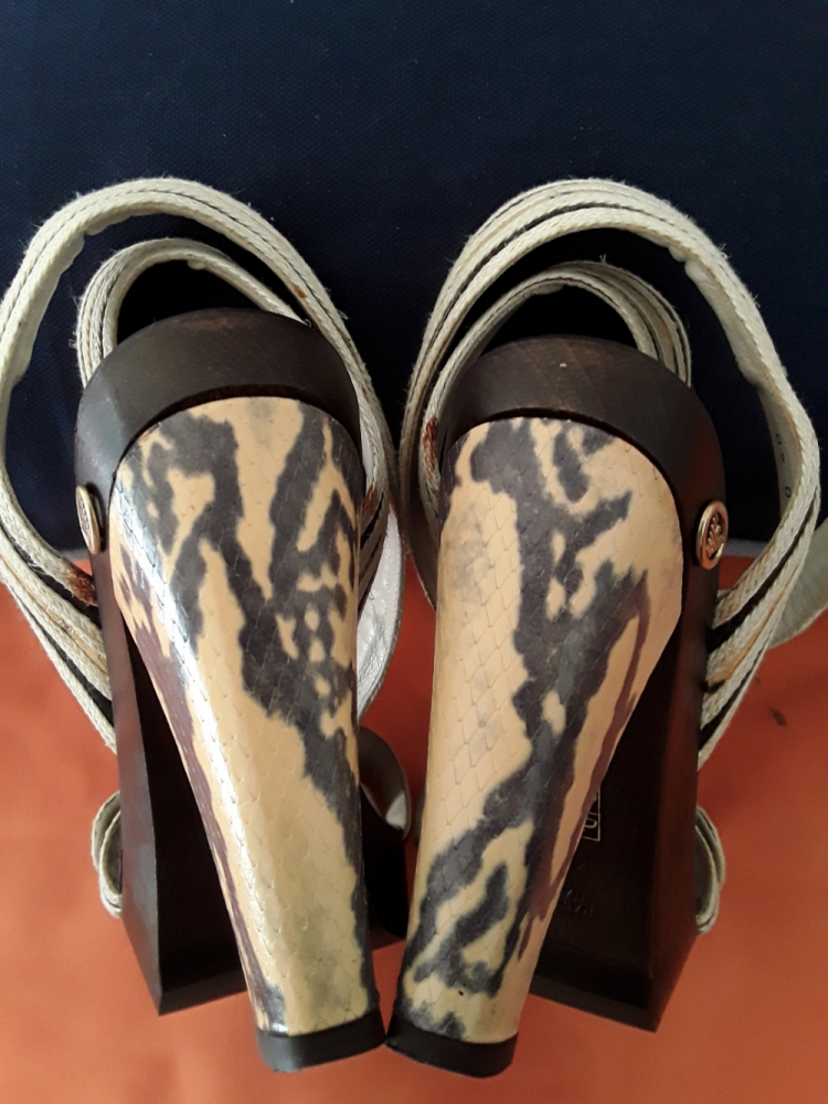 Emporio Armani Chaussures d'été en cuir de Emporio Armani.