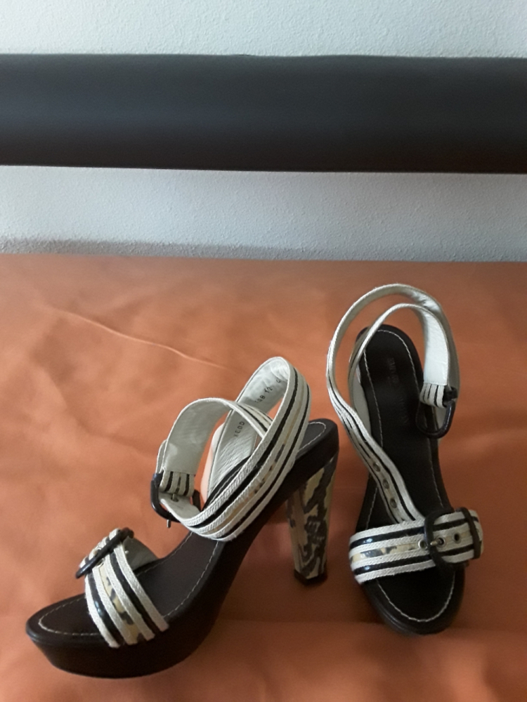 Emporio Armani Chaussures d'été en cuir de Emporio Armani.