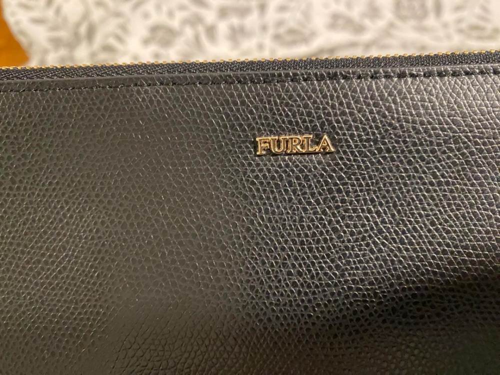 Furla Clutch mit einem Halstuch