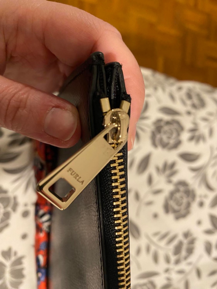 Furla Clutch mit einem Halstuch