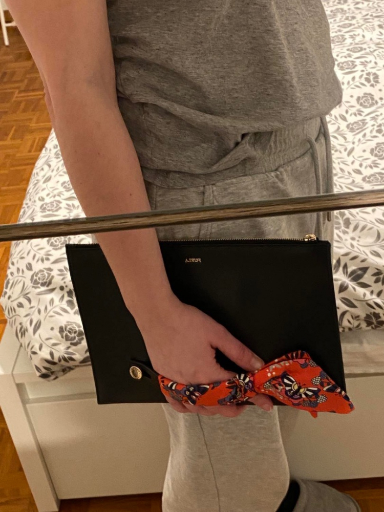 Furla Clutch mit einem Halstuch