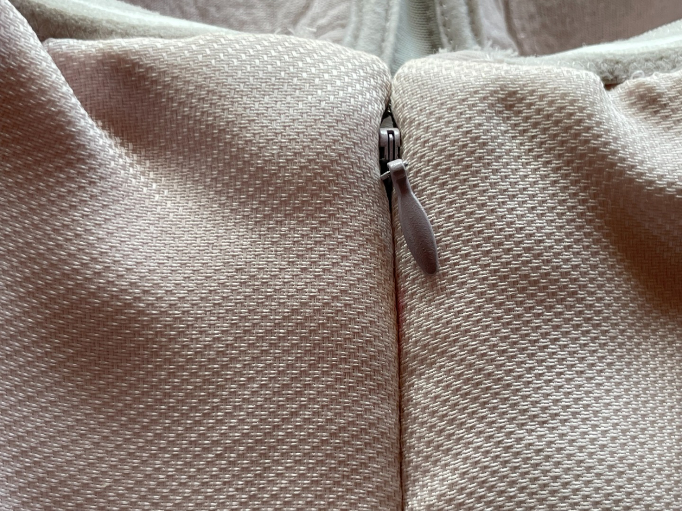 Christian Dior Robe en soie pâle avec traîne