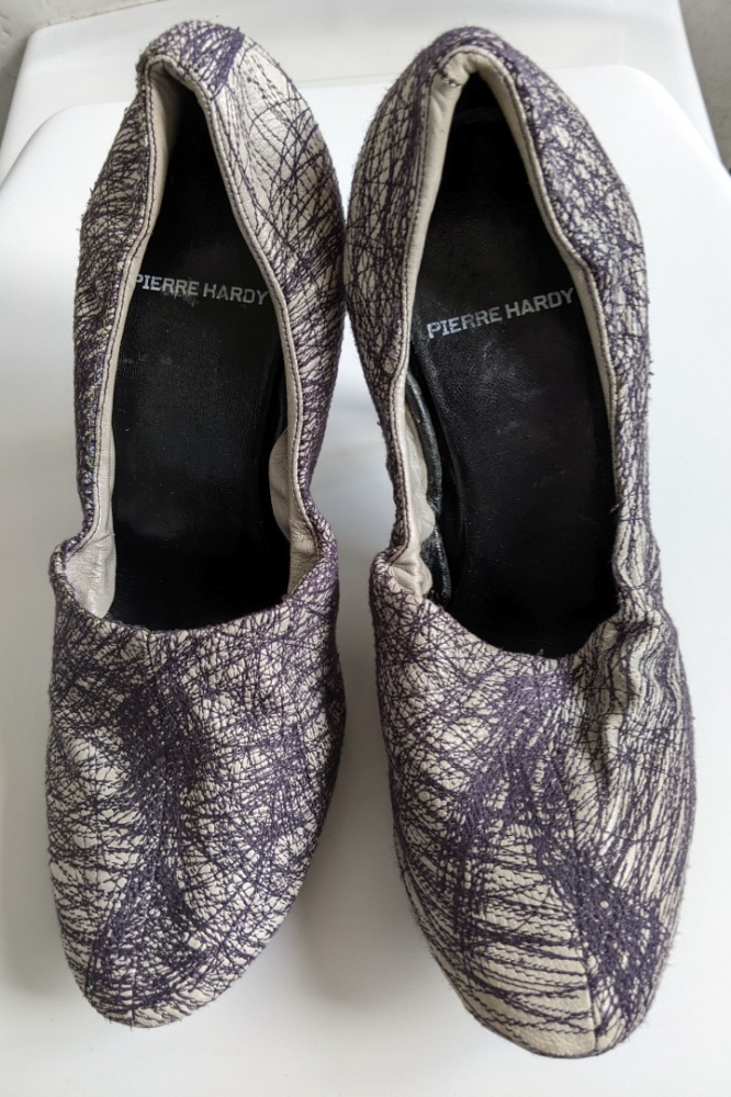 Pierre Hardy Escarpins en cuir gris pâle brodé de fils marine