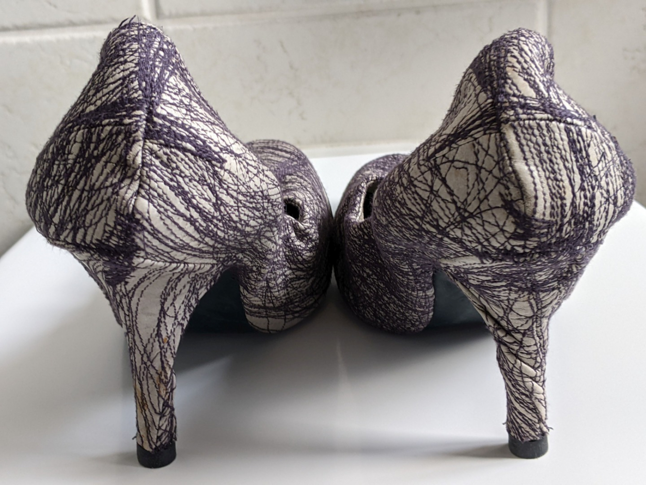 Pierre Hardy Escarpins en cuir gris pâle brodé de fils marine