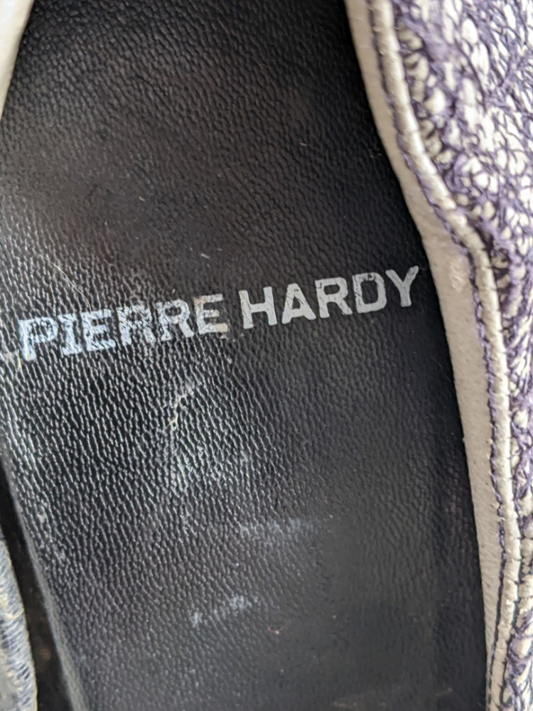 Pierre Hardy Escarpins en cuir gris pâle brodé de fils marine