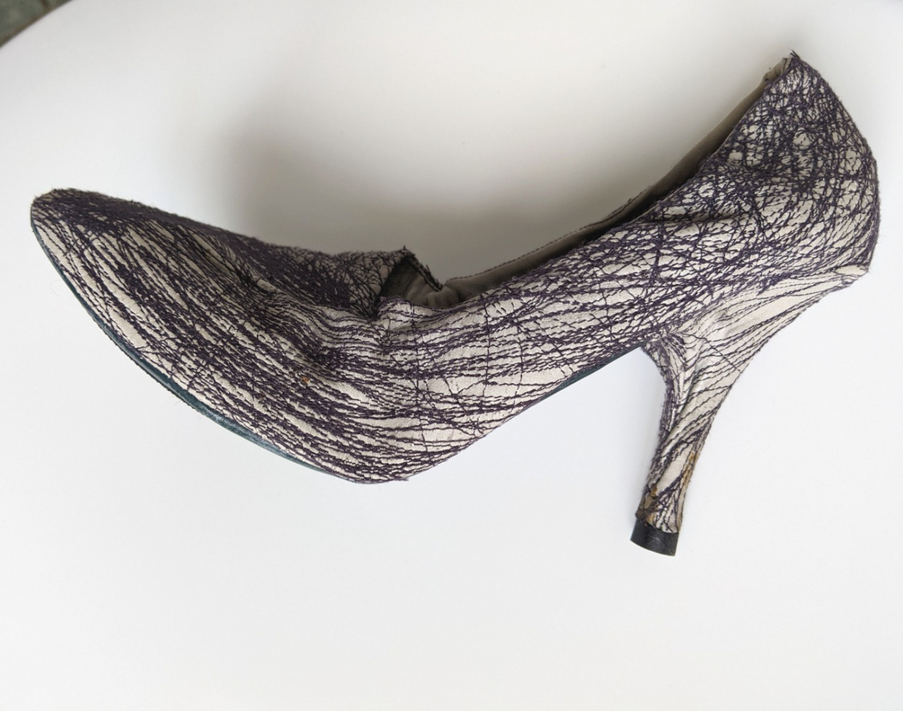 Pierre Hardy Escarpins en cuir gris pâle brodé de fils marine