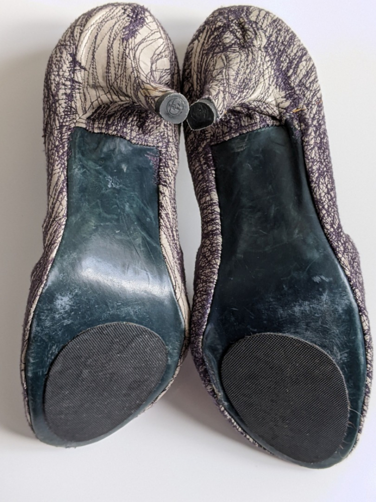 Pierre Hardy Escarpins en cuir gris pâle brodé de fils marine