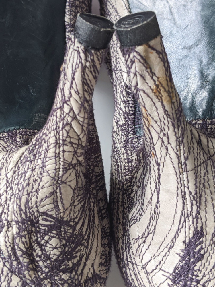 Pierre Hardy Escarpins en cuir gris pâle brodé de fils marine