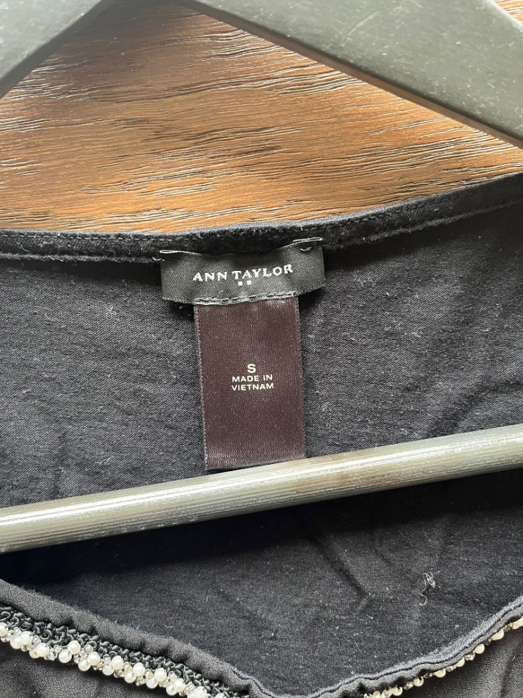 Ann Taylor Top col rond avec perle