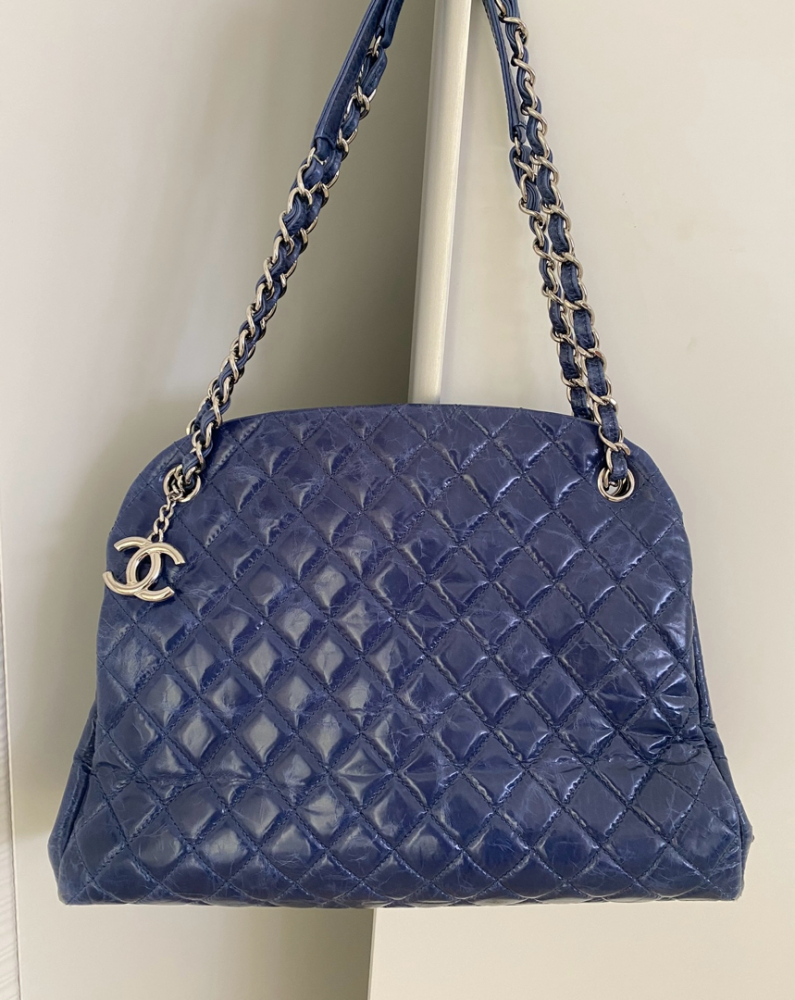 Chanel Limited edition shoulder bag in blue patent leather