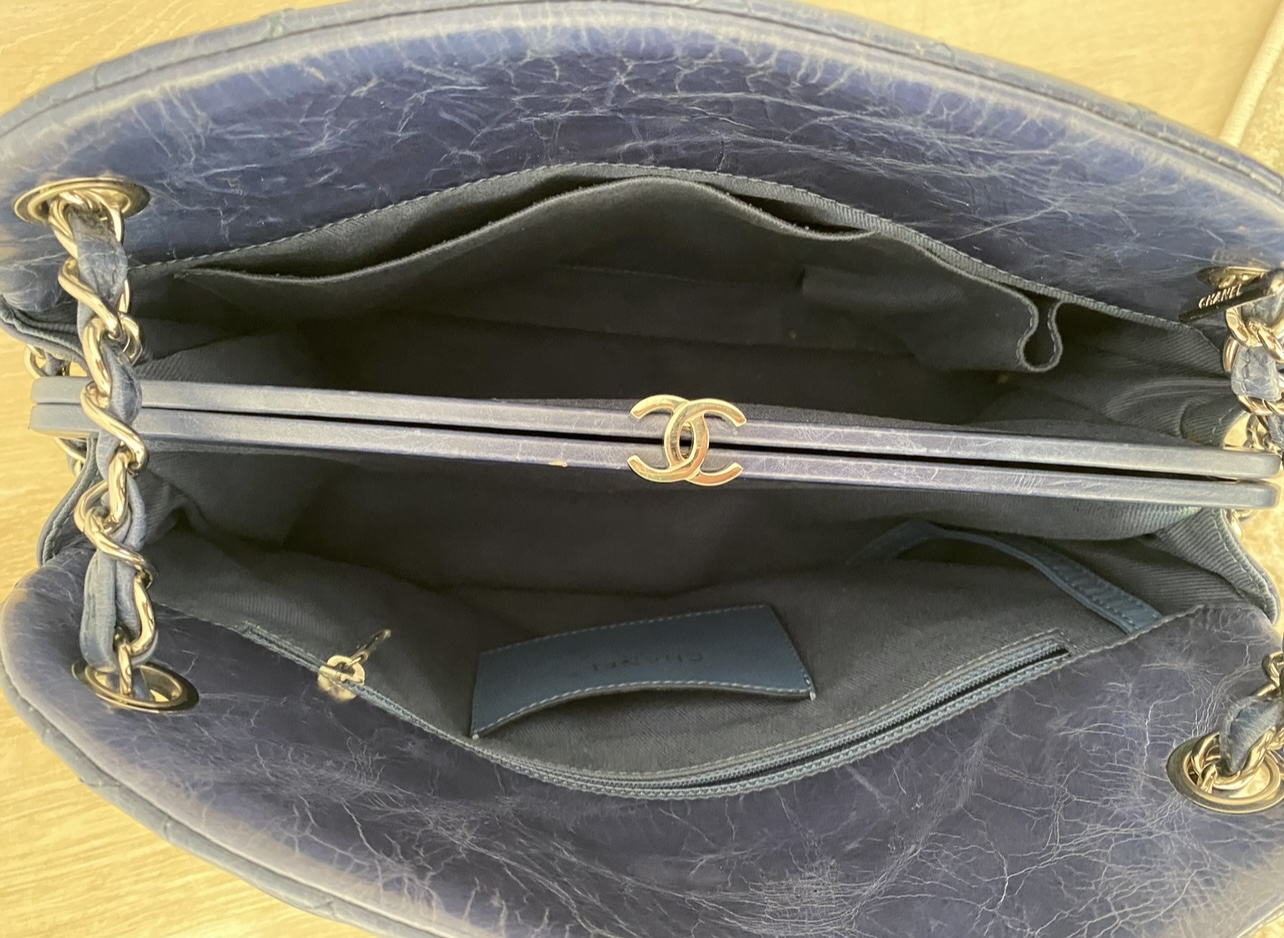 Chanel Limited edition shoulder bag in blue patent leather