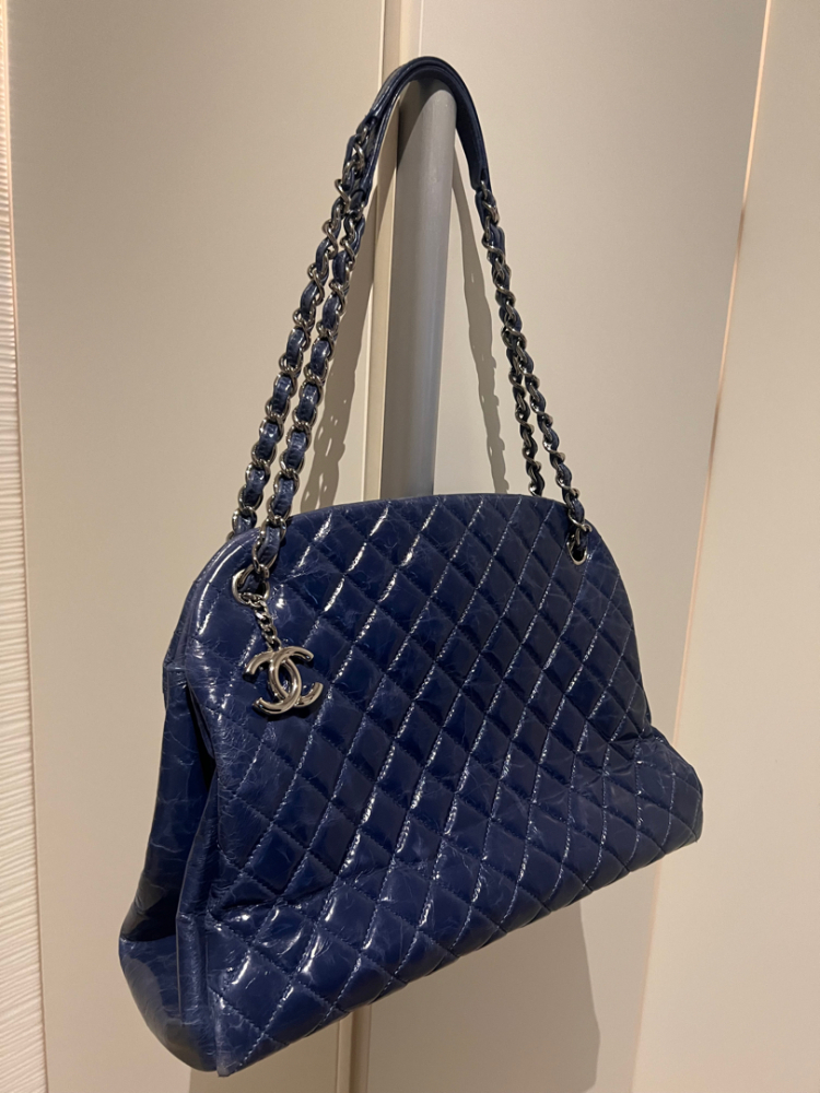 Chanel Limited edition shoulder bag in blue patent leather