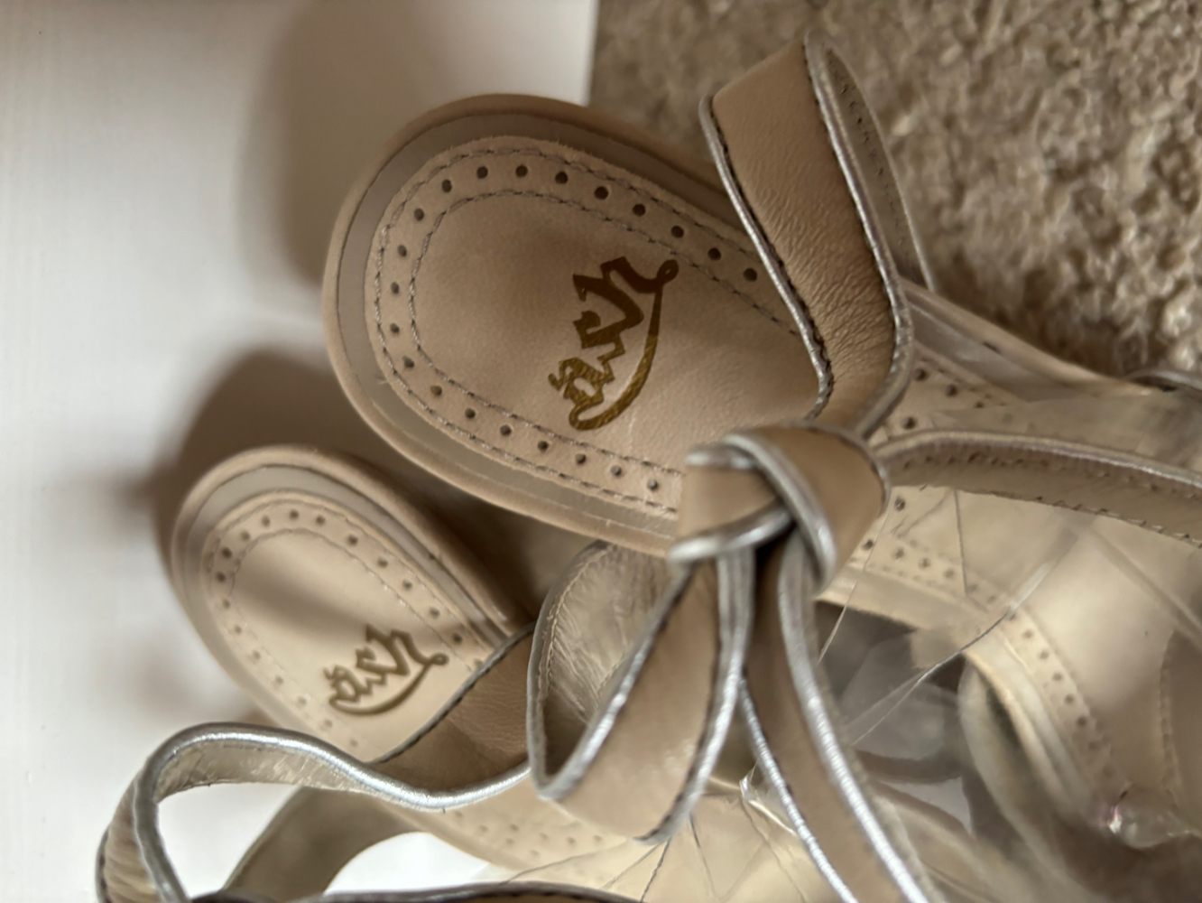 Ash Magnifiques chaussures compensées en cuir souple nude avec détails argentés