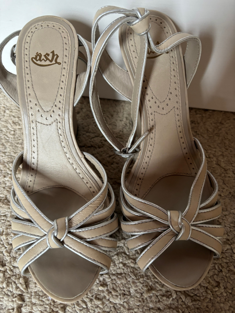 Ash Magnifiques chaussures compensées en cuir souple nude avec détails argentés