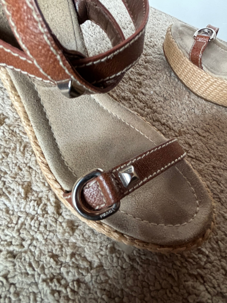 Prada Leder-Keilschuhe